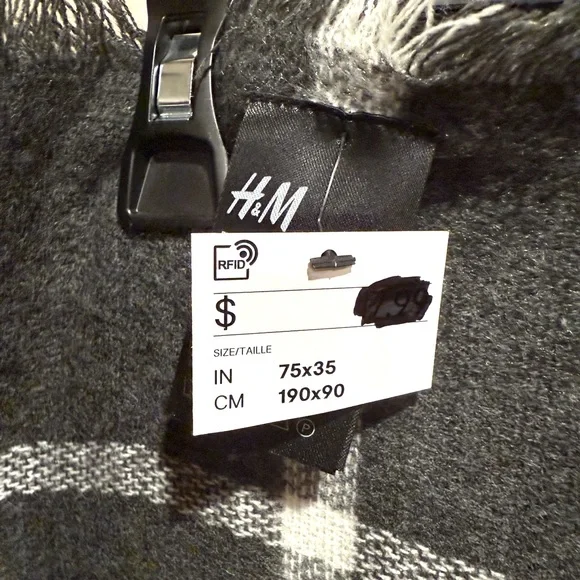 NWT H & M gray and white plaid blanket scarf with frayed edge - Picture 3 of 3